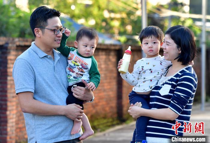 在长汀这十年，张元豪也收获了爱情。2015年，他与客家妹子董仁花组成了温暖的小家庭，如今已经有了两个可爱的宝宝。　张斌 摄