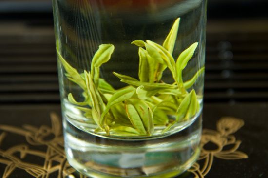 安吉白茶冷藏好还是冷冻好？这个需要根据存放时间来选择
