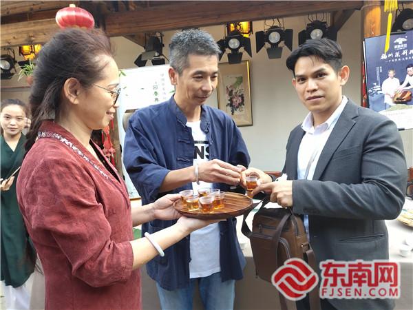 武夷山市回春岩茶厂相关负责人（中）邀请外国驻华使节品茶