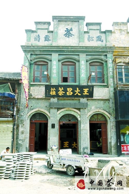 这座民国时期的建筑坐落在开封市鼓楼街。今年5月，我们采访时，正面临开封市政府对“鼓楼”进行整修、改造，“王大昌”能不能保留下来成为当时所有人心里的疑问。
