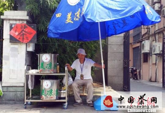 杭州祖孙三代传承爱心茶摊七旬老人要再摆十年
