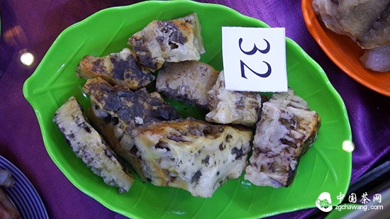 国庆前夕，中国最大冰岛普洱茶饼亮相西宁市。崔永焘摄