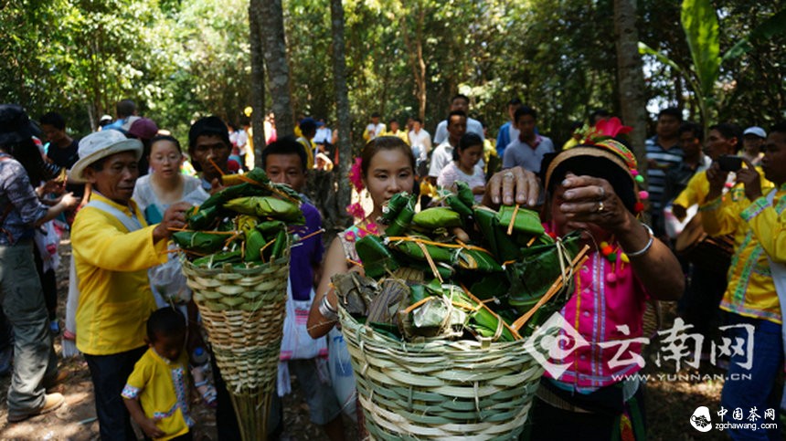 80后布朗小伙自费请国际学者献策民族文化保护