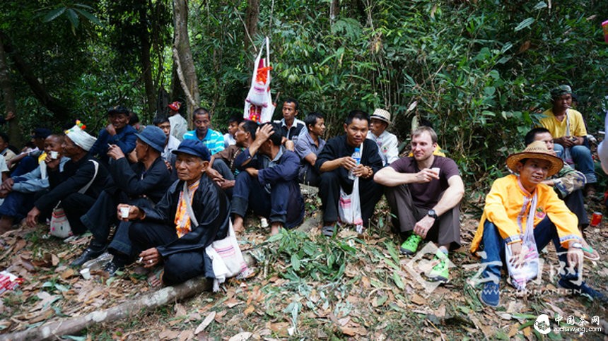 80后布朗小伙自费请国际学者献策民族文化保护