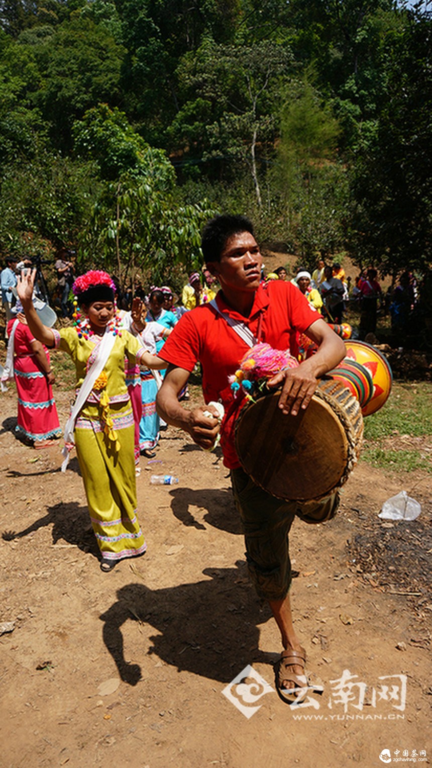 80后布朗小伙自费请国际学者献策民族文化保护