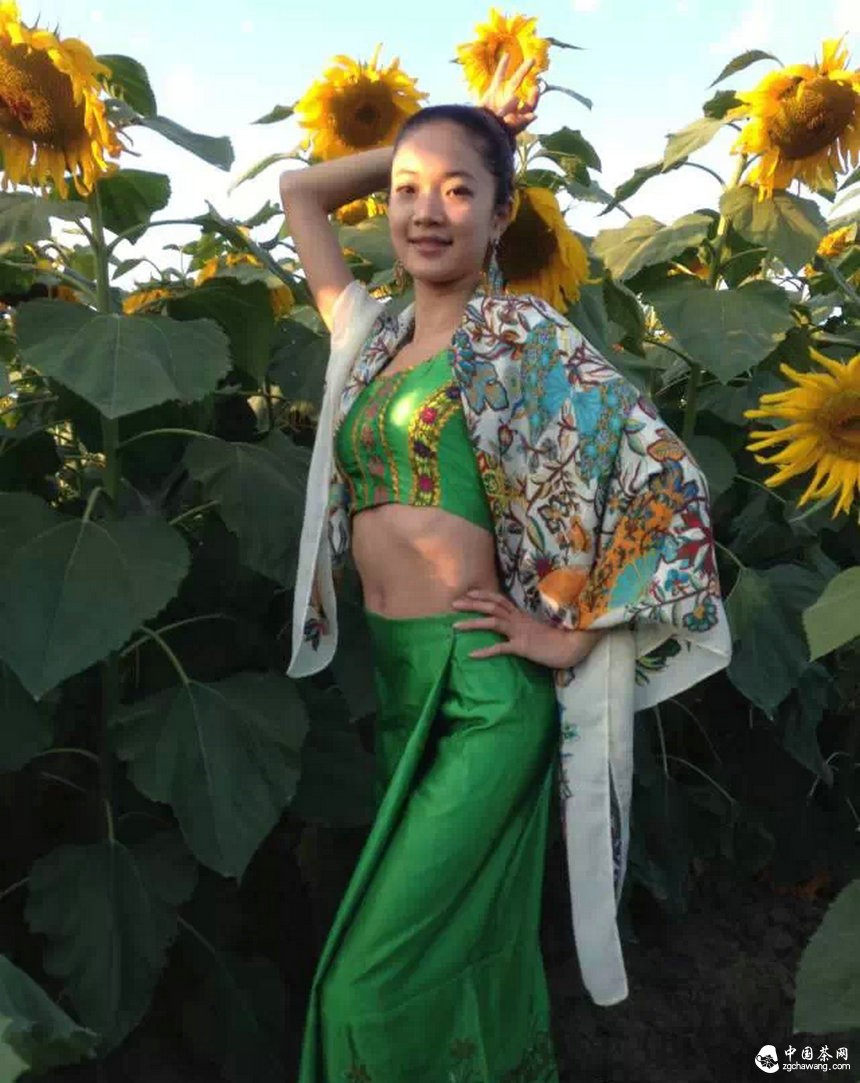 大咖曾志伟探访普洱茶名山头贺开 亲自体验采茶、杀青、揉捻等工序