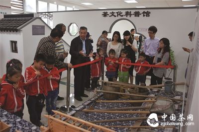 居民们饶有兴致地参观农具。周晓青