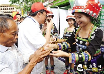 5月23日，几名哈尼族姑娘向客人敬茶。当日，普洱茶产品交易博览会暨中国优质农产品信任系统上线启动仪式在云南省普洱市思茅区茶马古镇举行。