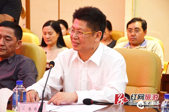 吉首市委副书记、市长李卫国在会上发言。