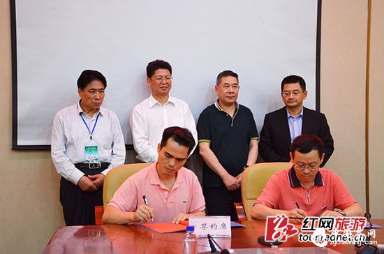 多个企业现场签订合作协议。