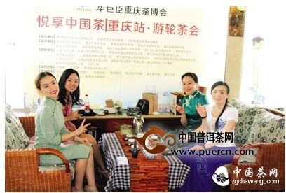 重庆500茶友游轮上开中式“茶趴”