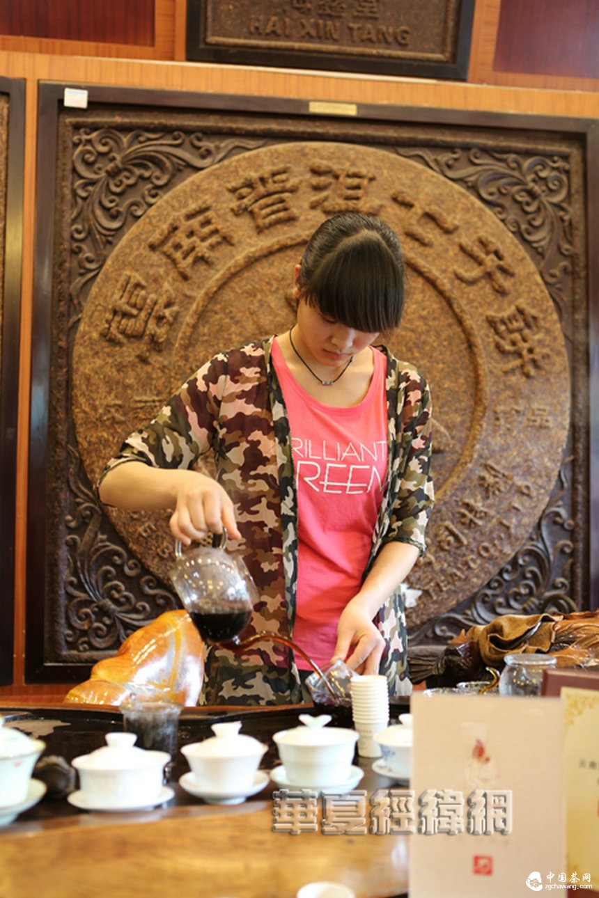 走进康乐茶城 两岸记者品鉴云南普洱茶