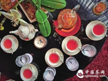 柠檬茶，应该是我们最早接触的西式茶饮，一杯柠檬茶可以在春熙路坐上一下午。下午茶这个概念，也就此深深根植在心中。那时的午后没有司康饼，没有起司蛋糕和经典奶酪，但丝毫不影响属于那个年代的&ldquo;逼格&rdquo;。