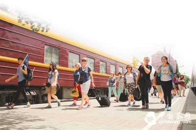 各国旅客下车游览。