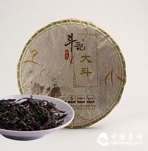 去年第一届斗记百万茶会上，有一款小树茶，在盲品猜茶环节中难倒了一票资深茶友，出错率超高。因为滋味清爽，协调适口，蜜香保留得非常好，许多人直接将其猜成了大树茶。