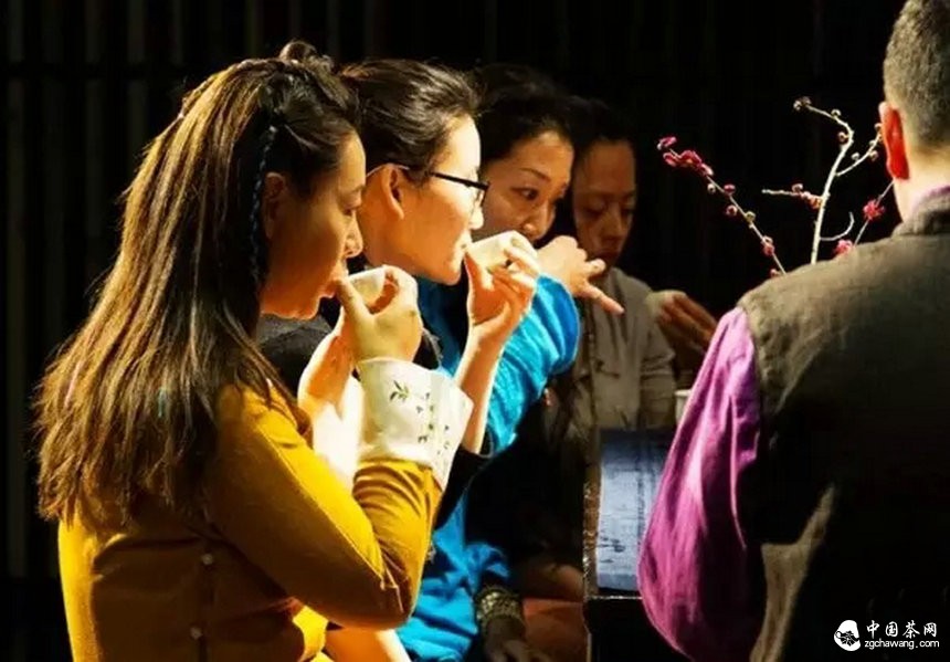 头顶三大魔咒，茶叶电商却越要发力线下？