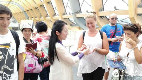 来自中国的茶仙子为各国游客奉茶，展示中国茶文化。