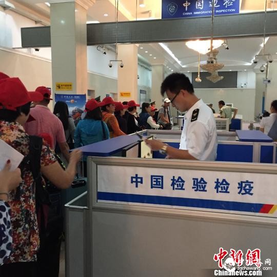 图为游客在中国最大陆路口岸满洲里过安检。　杨苏文 摄