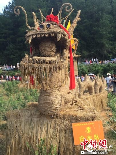 2015“欢乐桃溪”系列活动上，“疯狂的稻草”进行评奖 李婷婷 摄