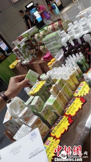 图为台湾特色产品亮相惠州台湾精品博览会。　康孝娟 摄