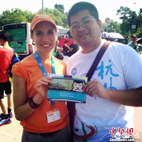 杭州大使周震向各国友人发出杭州的邀请函 Erika Ho　摄