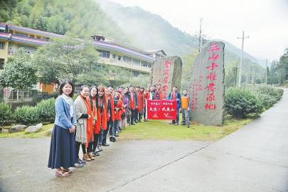 观摩茶博会。（李鹏