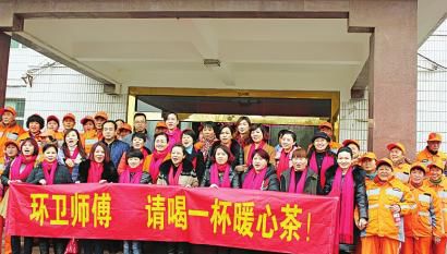 捐赠仪式结束后，市茶协女子茶人联谊会姐妹与段北街道办事处环卫所职工合影留念。