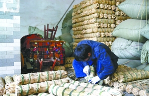 2015年，我国茶叶生产总规模继续保持惯性扩张态势，茶叶生产结构调整优化，市场总需求放缓。有数据显示，2015年我国58.3%的产区整体销量下降或持平，41.7%的产区销量有所增长；92%的产区高档茶销售量下降，下降幅度10%-20%不等。图为&ldquo;茶乡&rdquo;湖南某茶叶工厂，工人正在包装茶叶。本报记者 马志强摄影报道