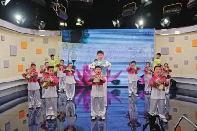 曾小龙带领小徒弟们表演精湛才艺。