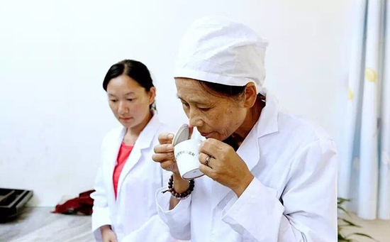 &ldquo;茶妈妈&rdquo;审评茶样