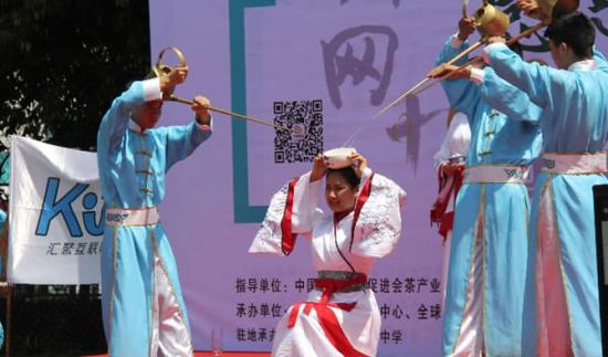 成都站,中和职中的同学们表演茶艺。