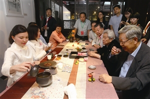 &ldquo;清茗雅集&rdquo;活动中，许嘉璐右1正在品茶，感受来自台湾茶艺师朱宸仪左1的茶艺