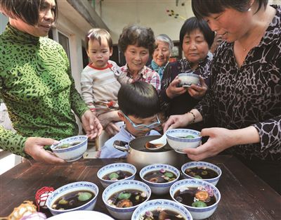 喝&ldquo;七家茶&rdquo;、挂咸鸭蛋，老苏州过立夏节气有很多有趣的讲究，但这种传统对小苏州、新苏州来说却有些陌生。趁着立夏时节，来自苏州市姑苏区沧浪亭社区的陆怡和朱秀娟两位老苏州精心准备了&ldquo;七家茶&rdquo;，邀请左邻右舍来尝尝&ldquo;老味道&rdquo;。
