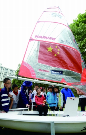 小朋友们坐上帆船体验