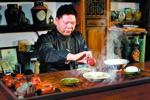 叶汉钟身心都沉浸在泡茶、品茶的乐趣中。