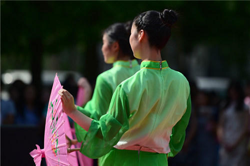 河南农大办茶文化周 女大学生穿旗袍弘扬茶文化