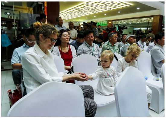 海外友人亮相茶博会