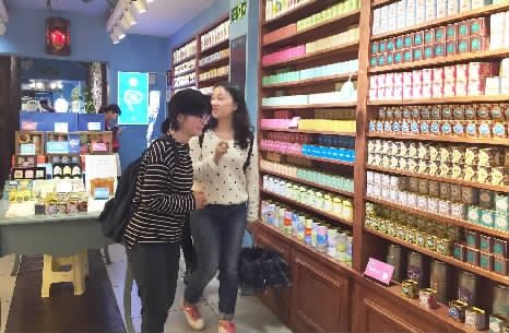 卡通萌宠图案、小巧精致包装、五花八门产品，加上免费试饮、免费打印照片等新颖促销方式，5月28日，记者走访调查发现，全国各地涌现出来的新兴茶叶店，吸引着不少年轻人热情消费。