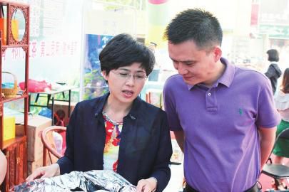 歙县人民政府副县长方蓉艳左调研歙县茗茶销售情况。