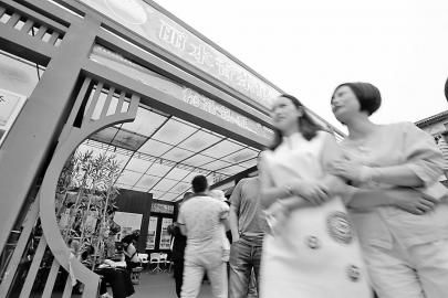 市民结伴参观茶博会