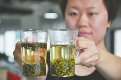 左为低价南方茶，颜色浑浊；右为日照绿茶，颜色清澈。