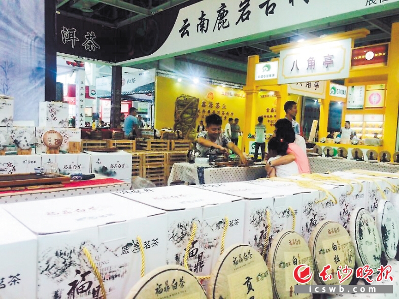 　　在湖南省国际会展中心举行的华巨臣第二届茶博会观展者寥寥，看似水土不服，但参展商表示，招揽到有效客户尤其是经销商比人流量更重要。　　长沙晚报记者 周辉霞 摄