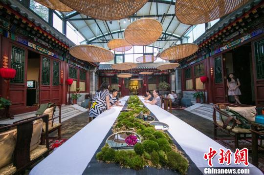 快闪茶艺术博物馆首次亮相京城，展示中国茶文化。据悉，本次活动从7月6日延续到25日，随后将在&ldquo;一带一路&rdquo;沿线65个国家巡回展示。　主办方供图 摄