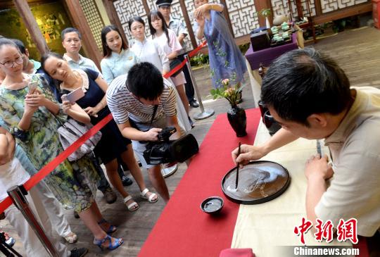 &ldquo;茶百戏&rdquo;传承人章志峰现场展示宋代点茶道与&ldquo;茶百戏&rdquo;的韵味与魅力。　记者刘可耕 摄