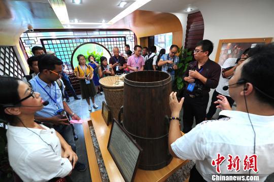 图为媒体记者深入茶厂体验梧州千年茶文化。　胡雁　摄