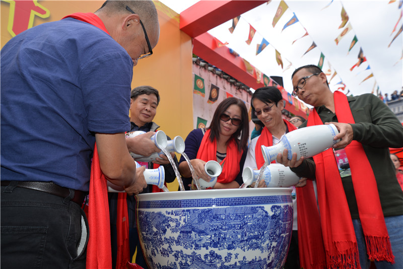 各界茶人齐聚凤庆觐拜中华景秀茶祖
