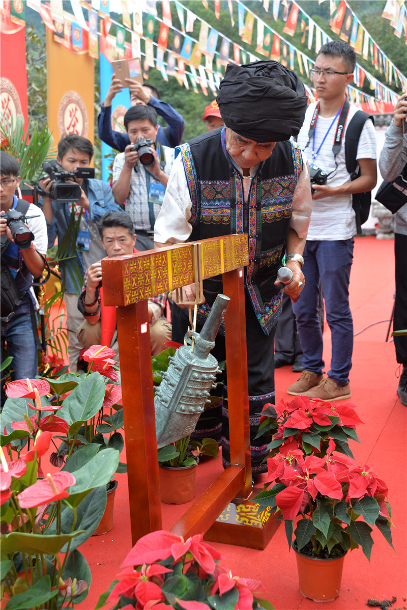 各界茶人齐聚凤庆觐拜中华景秀茶祖