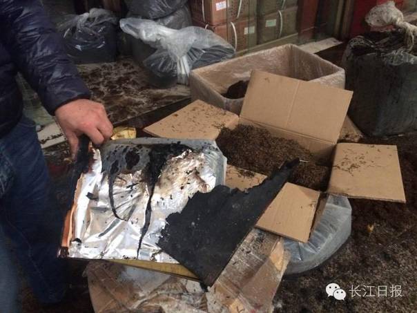 武汉茶叶市场凌晨起火：商户损失百万 十余辆消防车赶到现场救援