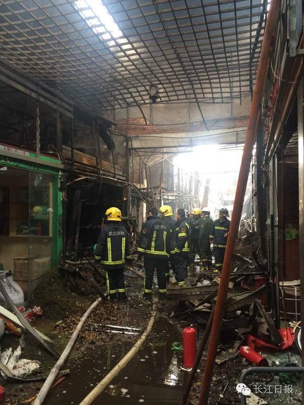武汉茶叶市场凌晨起火：商户损失百万 十余辆消防车赶到现场救援
