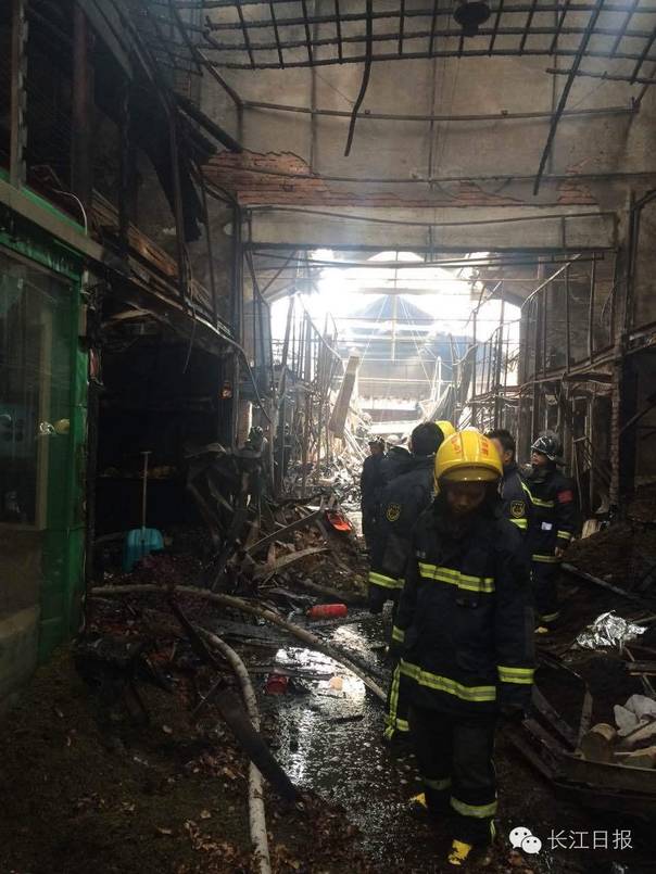 武汉茶叶市场凌晨起火：商户损失百万 十余辆消防车赶到现场救援